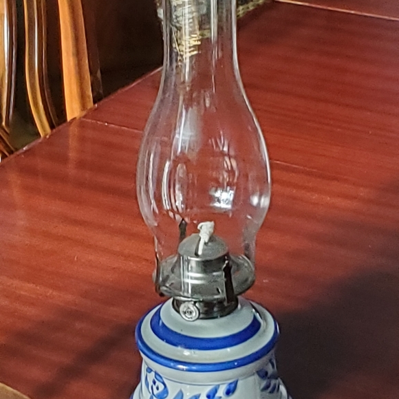 Collectable Lamplight Farms Oil Lamp - Picture 3 of 4